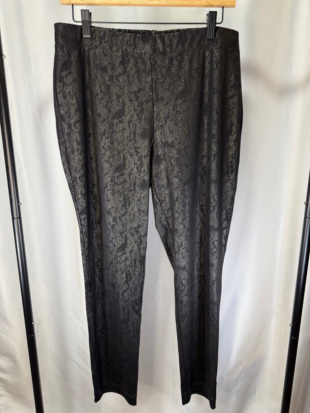 Susan Graver Women’s MP Petite Black Gray Snakeskin Print Stretch Pants Slim Leg